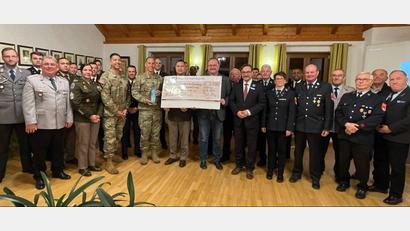 Bild: nbu
Bei der Spendenübergabe im Freihunger Rathaus (vorn, von links): Dritter RK-Vorsitzender Dominik Falk, Erster Vorsitzender Norbert Bücherl, CSM Nancy Sainz, CSM Amador Aquillen, Brigadekommandeur Angel Estrada, Major Robert Hawkins, Bataillonskommandeur John Abella, Bürgermeister Uwe König, Feuerwehrvorsitzender Günther Ernst, Volksbund-Bezirksgeschäftsführer Dario Vidojkovic, Josef Götz, Feuerwehrvorsitzende Isolde Schmidt, Alfons Merkl jun., Zweiter Vorsitzender Gerhard Lindthaler, Johann Schmidschneider, Georg Dotzler und der Bezirksvorsitzende des Bayerischen Soldatenbunds Horst Embacher. Im Hintergrund die Kompaniechefs und Kompaniefeldwebel der US-Einheiten.
