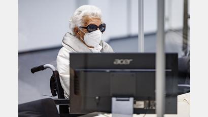 Bild: Axel Heimken
Die 97 Jahre alte Angeklagte Irmgard F. sitzt zu Beginn des Verhandlungstages im Gerichtssaal. Der früheren Sekretärin wird Beihilfe zum Mord in über 10 000 Fällen im Konzentrationslager Stutthof zur Last gelegt.