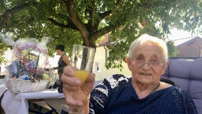 Archivbild: gri
Maria Haas aus Schleißdorf ist im Alter von 91 Jahren gestorben. Das Bild entstand an ihrem 90. Geburtstag.