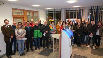 Bild: fvo
Raiffeisenbank-Geschäftsstellenleiter Michael Haubner (Fünfter von links) und seine Mitarbeiterin Monika Weig (rechts) übergaben die Spenden an die Vertreter von Vereinen und Organisationen.
