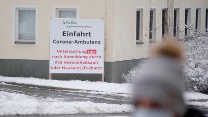 Bild: Sebastian Willnow / dpa
Corona-Ambulanz des Vogtland-Klinikums in Sachsen. Ein Post-Covid-Zentrum gibt es seit diesem Monat auch am Uniklinikum Erlangen. Für Betroffene können aber auch Selbsthilfegruppen wichtige Unterstützung leisten.