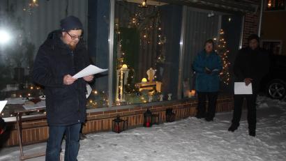 Bild: soj
Sprecher des Pfarrgemeinderats Sebastian Wolf (links) sprach bei der Öffnung des Adventsfensters in Ebnath besinnliche Texte.