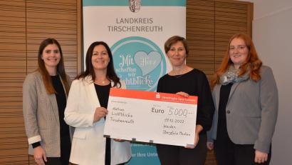 Bild: jr
Geschäftsführende Verlegerin Viola Vogelsang-Reichl von Oberpfalz-Medien (Dritte von links) überreichte Schirmherrin Claudia Grillmeier (Zweite von links) einen 5000-Euro-Scheck. Mit dabei waren Isabel Sommerer (links) und Lena Schedl.