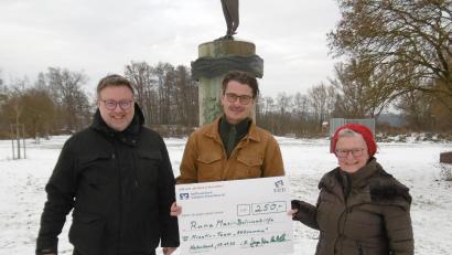 Bild: mma
Daniel Weidner und Jürgen Huber vom Kreativteam 900samma überraschen Marianne Moosburger mit einer Spende über 250 Euro für die Bolivienhilfe Runa Masi.