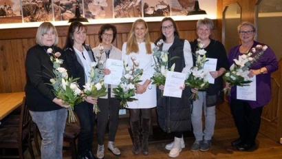 Bild: Barbara Guida/exb
Die Jubilare (von links) zusammen mit Geschäftsführerin Dagmar Müller (Mitte): Roswitha Cygan, Christine Malzer, Karin Meiler, Melanie Fischer, Christine Zilbauer, Jutta Völkl freuen sich über Blumensträuße und Präsente.