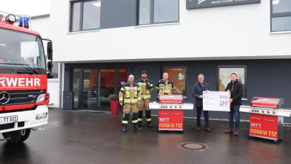 Bild: Stadt Tirschenreuth/exb
Peter Götzl übergab Franz Stahl (von rechts) 2000 Euro für den Sozialfonds der Stadt. Die Feuerwehr bedachte der MTT-Chef mit zwei Gas-Grills und Gutscheinen für Grillgut. Dafür bedankten sich Kommandant Matthias Haulena sowie die Vorsitzenden Christian Nickl und Markus Mayer (von links).