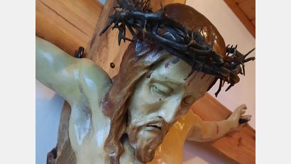 Bild: bk
Eine Christusfigur ziert nun den Eingangsbereich des Gemeindezentrums der Vilsecker Gnadenkirche.