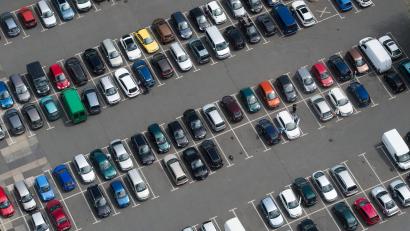 Symbolbild: Sebastian Kahnert/dpa
Zahlreiche Autos stehen auf einem Parkplatz. Foto: Sebastian Kahnert/Archiv