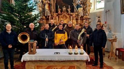 Bild: soj
Pater Anish George (rechts) dankte der Fichtelgebirgskapelle unter Leitung von Johannes Prechtl (Dritter von links) für das Vorspielen in der Pfarrkirche St. Ägidius.