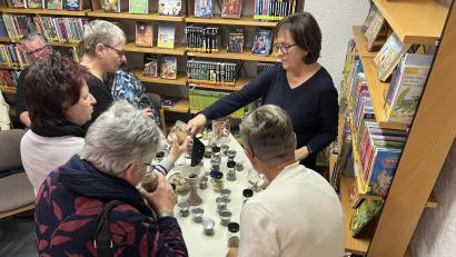 Bild: fjo
Inmitten vieler Bücherregale informiert Gerti Kreuzer (rechts) einen Abend lang über die Rauhnächte und das damit zusammenhängende Brauchtum in der Waidhauser Bücherei.