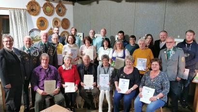 Bild: fjo
Für 60 Jahre Treue zum Frankenreuther Schützenverein erhält Johann Zeug (sitzend, Dritter von links) eine Urkunde und die goldene Ehrennadel. Gleiches gilt für Emilie Riebel (rechts daneben) und Peter Hagner (sitzend, rechts) die seit 50 Jahren Mitglied sind.