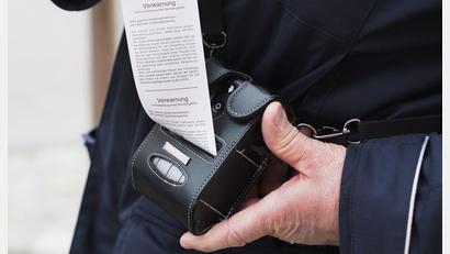 Symbolbild: Zweckverband KVS Oberpfalz/exb
In Mitterteich sind zwei langjährige Verkehrsüberwacher verabschiedet worden. Gerne gaben sie einen Einblick in ihre Arbeit und erzählten Anekdoten.