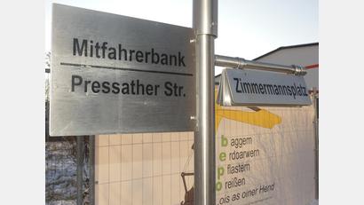 Bild: rn
Die an mehreren Stellen im Stadtgebiet aufgestellten Mitfahrerbänke waren von der ILE-Region gefördert worden. Sie waren insbesondere für ältere Mitbürger gedacht, die zum Beispiel eine Mitfahrgelegenheit von der Pressather Straße zum Zimmermannsplatz suchten. Für ein anderes Ziel brauchte nur „umgeblättert“ werden.