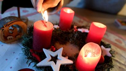 Symbolbild: Angelika Warmuth/dpa
In Sulzbach-Rosenberg geriet der Adventskranz einer Frau in Brand - die Feuerwehr rückte an.