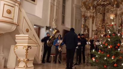 Bild: Markus Fichtner/exb
Musikalisch umrahmt wurde die Waldweihnacht jeweils mit Gesangsstücken vom Chor des Oberpfälzer Waldvereins und mit Instrumentalstücken der Jugendblaskapelle "Grenzlandbuam".