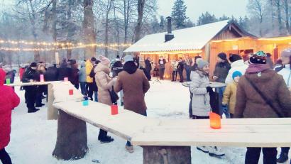 Bild: gz
Für angenehme Wärme sorgten die Feuertonnen und für Musik die Bläsergruppe aus Waidhaus.