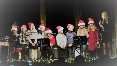 Bild: gz
Der Kinderchor, hier mit Chorleiterin Anna-Lena Klug, begeistert die Zuhörer aus nah und fern mit Weihnachtsliedern.