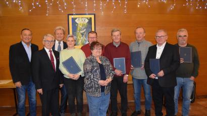 Bild: Renate Zupfer-Vilas/exb
Der ASV Neustadt ehrt Werner Fischer, Heinrich Maier, Herbert Albl, Siegfried Pöllmann, Wolfgang Regn, Erika Kistenpfennig und Yvonne Fuchs (von rechts) für langjährige Mitgliedschaft. Vorsitzender Juan Vilas (Zweiter von links), Stellvertreter Dieter Neubauer (Dritter von links) und dritter Bürgermeister Heribert Schubert (links) gratulieren.