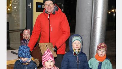 Bild: njn
Bürgermeister Johannes Reger hatte bei der Verlosung der "Erbendorfer Adventssamstage" einige Glücksfeen um sich gescharrt.
