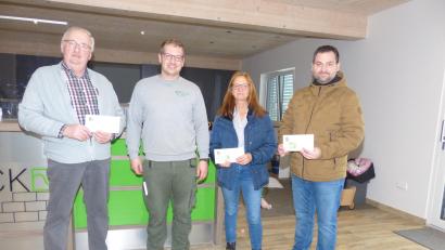 Bild: hme
Johannes Kick (Zweiter von links) überreicht an Herbert Putzer (links), Iris Widmann und Bürgermeister Sebastian Hartl jeweils eine Spende über 500 Euro.