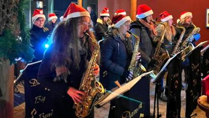 Bild: fjo
Die Waidhauser "Damen-Big-Band" verzaubert mit schwungvollen Weihnachtstiteln bei ihrem "Biergarten-Advent" vor heimischem Publikum.
