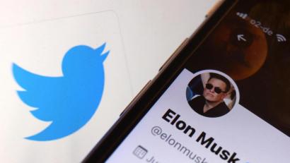 Archivbild: Karl-Josef Hildenbrand/dpa
Der Twitter-Account von Elon Musk ist vor dem Logo der Nachrichten-Plattform Twitter zu sehen. Musk will als Chef der Plattform zurücktreten.