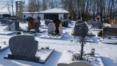 Bild: do
Im Oberbibracher Friedhof plant der Gemeinderat die Ausweisung weiterer Flächen für Urnengräber.