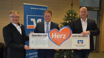 Bild: jr
Einen Scheck der Volksbank Raiffeisenbank Nordoberpfalz in Höhe von 8500 Euro für Vereine in Mitterteich und Umgebung nahm stellvertretend Bürgermeister Stefan Grillmeier (Mitte) von Regionalmarktleiter Harald Zottmeier (links) und Stellvertreter Dieter Ernstberger entgegen. Das Geld stammt aus dem Gewinnsparen des Unternehmens.