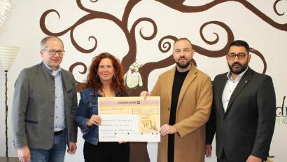 Bild: Firma Hegele/exb
Onur Thompson und Maximilian Streit übergaben den 2500-Euro-Scheck an Mittendrin-Mitarbeiterin Kerstin Graf und Bürgermeister Roman Schäffler (von rechts).