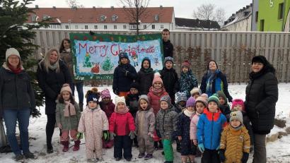 Bild: Scarlet Majewski/exb
Die Johanniter Kindergartenkinder machen den Menschen beim Weihnachtssingen am Klinikum Freude.