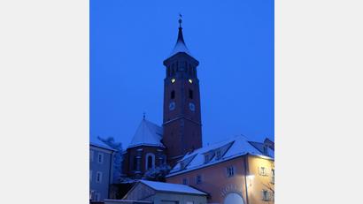 Bild: le
Die Beleuchtung im Kirchturm strahlt weit in das Flosser Amt hinein. Pfarrer Wilfried Römischer selbst hatte sie eingeschaltet.