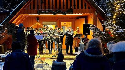 Bild: R. Kreuzer
Die Waldweihnacht feiern die Mitglieder und Gäste beim BVS Weiden wieder vor dem Vereinshaus am Schießlweiher. Mitgewirkt hatte der Posaunenchor aus Neunkirchen, Weihnachtsgedanken sprechen die Pfarrerinnen Stefanie Endruweit und Sabine Dachauer.