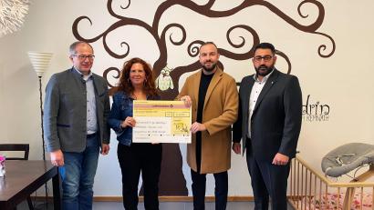 Bild: Simon Hegele Healthcare Solutions/exb
Spendenübergabe: Maximilian Streit, Mitglied Sektorleitung Healthcare, und Onur Thompson, Standortleiter in Kemnath übergaben jüngst Kerstin Graf, Mitarbeiterin des Familienzentrums, und Roman Schäffler den symbolischen Spendenscheck in den Räumlichkeiten des Familienzentrums.