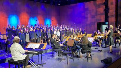 Bild: ero
Alle beteiligten EG-Schüler beim abschließenden "O holy night" unter der Leitung von Christine Uhle und mit Ukrainischem Gastschüler Oleksii Budzhak am Klavier.