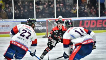 Archivbild: SignaLight
Der Amberger Verteidiger Lukas Salinger (Mitte) bekommt es in dieser Szene mit zwei gegnerischen Angreifern zu tun. Der ERSC Amberg hat mit 49 Gegentreffern in 20 Spielen die beste Defensive der Eishockey-Bayernliga.