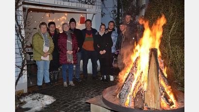 Bild: ak
Bei Herbert Brilla (Fünfter von links) hat ein Winterwendefeuer in der längsten Nacht des Jahres lange Tradition