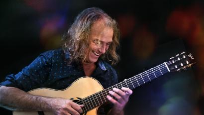 Bild: Irina Mirja/exb
Peter Autschbach spielt im Januar im Mehrzweckraum des Bildungshauses in Ensdorf.