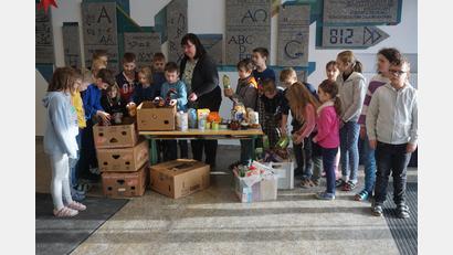 Bild: cro
Mit der Aktion „Wir helfen der Weidener Tafel“ konnten die Kinder der Grundschule Flossenbürg mit ihrer Religionslehrerin Kerstin Wallmeyer ( Mitte) in der vorweihnachtlichen Zeit ein Lächeln auf die Lippen der Bedürftigen zaubern.