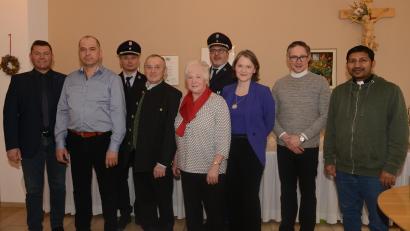 Bild: bey
Jubilar Werner Puff wird von Sohn Michael, Ehefrau Marile und Tochter Martina in die Mitte genommen. Bürgermeister Rainer Rewitzer (links), die Geistlichkeit mit Pater John und Stadtpfarrer Adam Karolczak (von rechts) und eine Abordnung der Feuerwehr Miesbrunn überbrachten Glückwünsche.