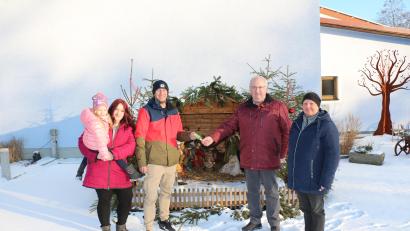 Bild: rpp
Familie Kuchenreuther übergab in Kemnath an Herbert Putzer von der Kinderkrebshilfe in der Region Oberpfalz Nord eine Spende zur Unterstützung von Familien mit einem erkrankten Kind.