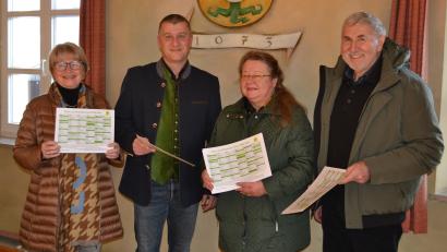 Bild: kki
Die Vorsitzenden des OGV Pirk Angelika und Alois Meindl überreichten zusammen mit Rosa Prell den Abfallkalender 2023.