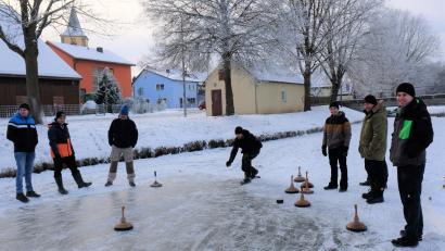 Bild: do
Eisstockschießen auf der Creußen - für die Tremmersdorfer und Speinsharter ein seltenes Vergnügen, das am Sonntag bei prächtigem Winterwetter wahr wurde.
