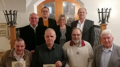 Bild:  Michael Koller/exb 
Bei der Ehrung: (von links, erste Reihe) die Jubilare Josef Eilles, Hermann Meier, Gerhard Eilles und Gerhard Grömer für seine Frau Angelika siwe (von links, zweite Reihe) die Gratulanten Vize-Kanzler Michael Koller, Schatzmeister Roland Büttner, Ehrenmitglied Christina Koenen und Kanzler Gerhard Büttner.
