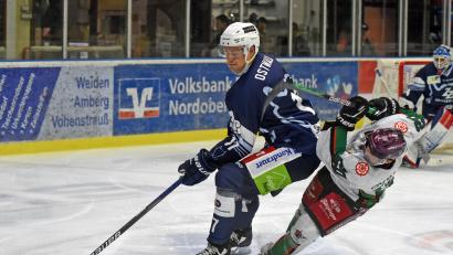 Archivbild: Gebert
Die nächsten Aufgaben von Oberliga-Spitzenreiter Blue Devils Weiden sind am Freitag das Heimspiel gegen den Tabellenachten Passau und am zweiten Weihnachtsfeiertag das Gipfeltreffen bei Verfolger Starbulls Rosenheim. Zu Hause gewannen die Blue Devils (links Elia Ostwald) gegen Rosenheim (rechts Manuel Strodel) mit 3:2.