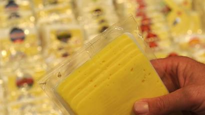 Symbolbild: Marcus Brandt/dpa
In vielen auch in Bayern verkauften Lebensmitteln finden sich Rückstände von Mineralölen. Unter anderem ein verpackter Käse wies deutlich überhöhte Werte auf.