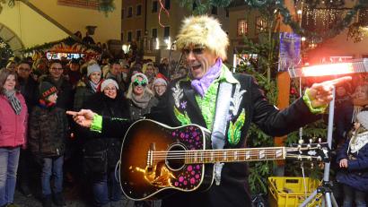 Archivbild: Kunz
Zum Abschluss des Christkindlmarktes in Weiden tritt wieder Schlagerbarde Johnny Gold auf.