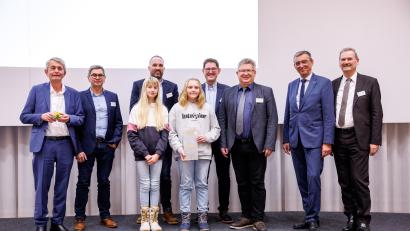 Bild: Foto: Matthias Balk/Bayerisches Staatsministerium für Unterricht und Kultus
German Helgert, Mathias Frischholz, Sebastian Vogel und Hermann Daubenmerkl (Dritter bis Sechster von rechts) freuten sich über den "MINT"-Preis, den ihnen Bertram Bossert (links) überreichte.