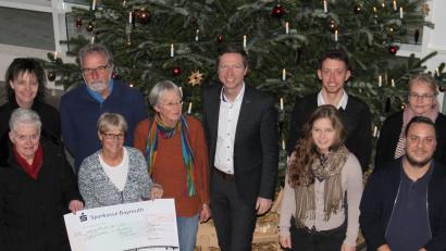 Bild: Landratsamt Bayreuth/exb
Landrat Florian Wiedemann (Mitte) spendete an die Unterstützerkreise Bad Berneck, Hotel Goldkronach, Pegnitz, Warmensteinach und Fichtelberg.