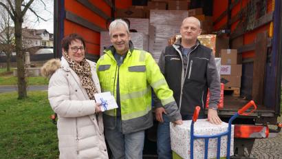 Bild: fvo
Frauenbundvorsitzende Sieglinde Zielbauer, Truckerfahrer Ludwig Wüst aus Georgenberg und Matthias Nickrawietz aus Flossenbürg (von links) freuen sich, dass sie bedürftigen Menschen helfen können.
