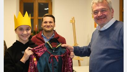 Bild: rhi
Stadtpfarrer Christian Kalis (rechts) und der Vertreter des Kindermissionswerks, Sebastian Ulbrich, begleiten die Sternsinger aus Schwandorf beim Empfang des Bundespräsidenten. Zur Gruppe gehört auch Madeleine Mieschala (links).